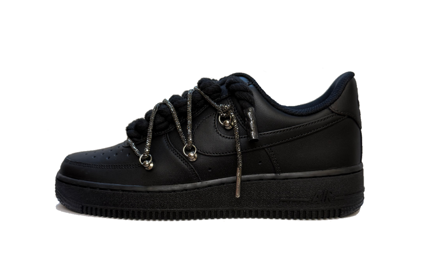 Custom Nike Air Force 1 Low Black Glitter Rope Laces Black – čierne tenisky s trblietavými čiernymi šnúrkami a ikonickým logom Swoosh