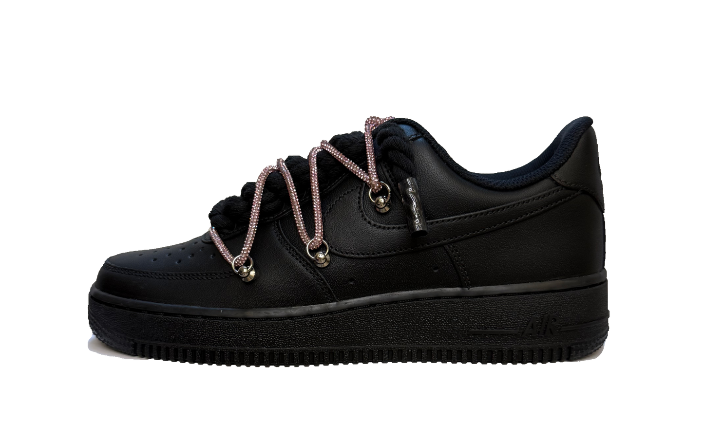 Custom Nike Air Force 1 Low Black Glitter Rope Laces Black – čierne tenisky s trblietavými rúžovými šnúrkami a ikonickým logom Swoosh