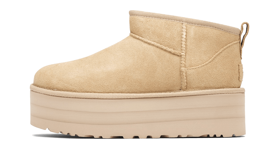 UGG Classic Ultra Mini Platform Driftwood – bočný pohľad na semišové ultra mini platformové čižmy v svetlom prírodnom odtieni Driftwood.