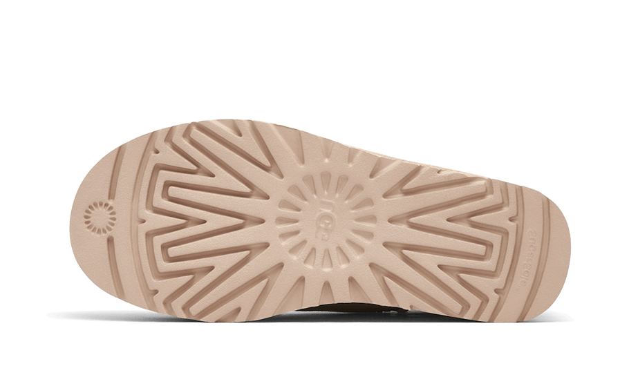 Podrážka UGG Classic Ultra Mini Platform Driftwood – robustná gumová podrážka s protišmykovým vzorom pre stabilnú chôdzu.