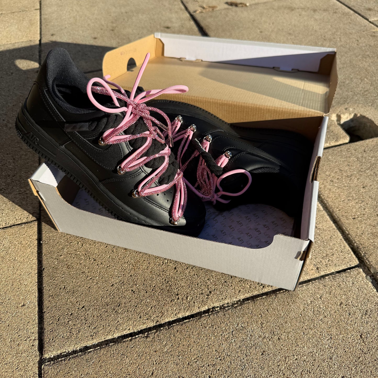 Custom Nike Air Force 1 Low Black Double Glitter Pink Rope Laces Black – čierne tenisky s trblietavými rúžovými šnúrkami, šnúrkami off white a ikonickým logom Swoosh pohľad z uhla