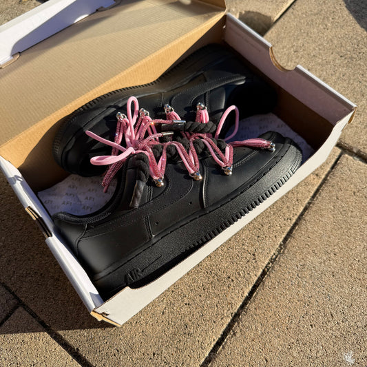 Custom Nike Air Force 1 Low Black Double Glitter Pink Rope Laces Black – čierne tenisky s trblietavými rúžovými šnúrkami, šnúrkami off white a ikonickým logom Swoosh pohľad z hora