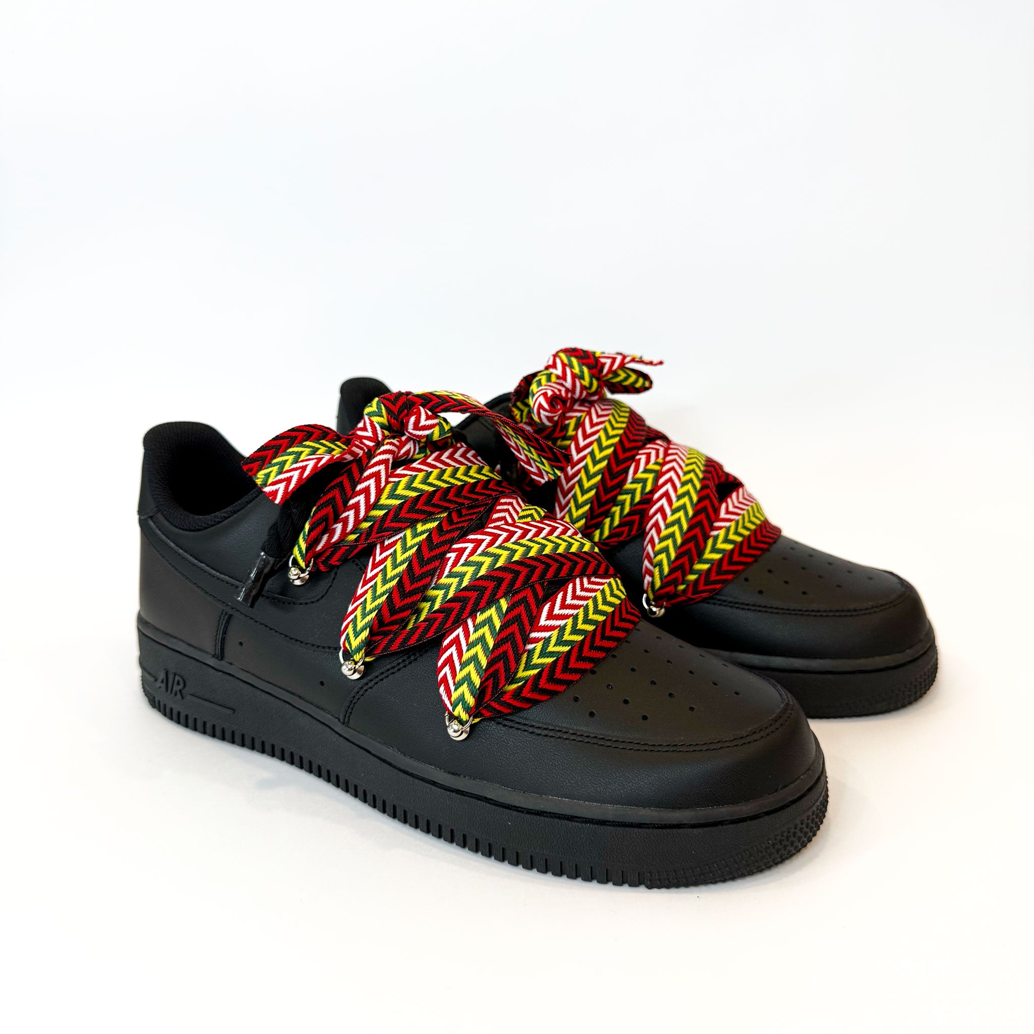 Nike Air Force 1 Black Lanvin Rope Laces Multicolor z boku – kontrast medzi čiernym zvrškom a výraznými farebnými lanvin šnúrkami