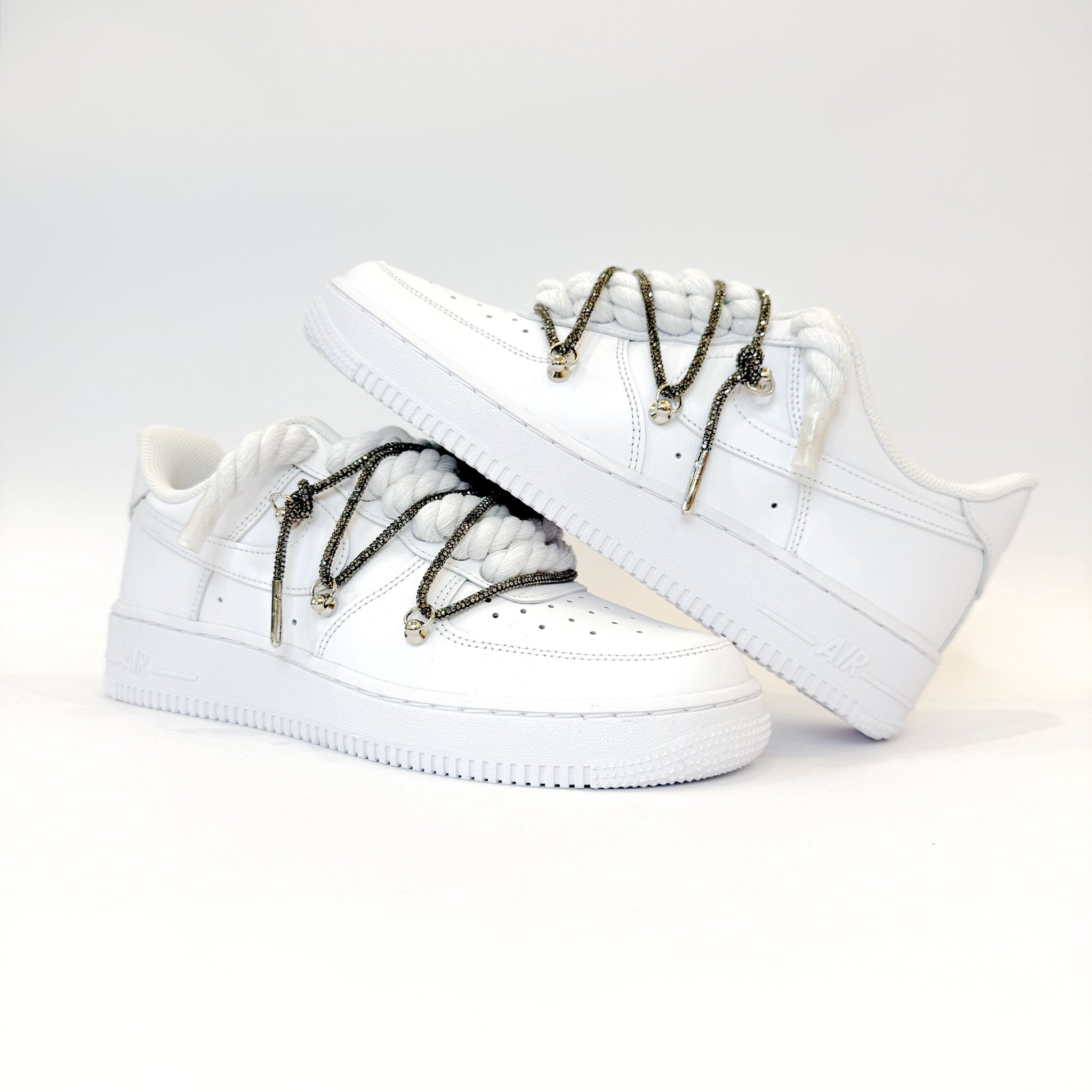 Nike Air Force 1 Low White Double Rope Laces White Black z boku – čistý biely dizajn doplnený o dvojité rope šnúrky v čiernej a bielej kombinácii.