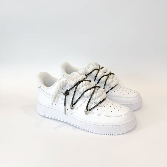 Pár custom Nike Air Force 1 Low White Double Rope Laces White Black – ručne upravené biele tenisky s kontrastnými bielo-čiernymi šnúrkami a lanom.