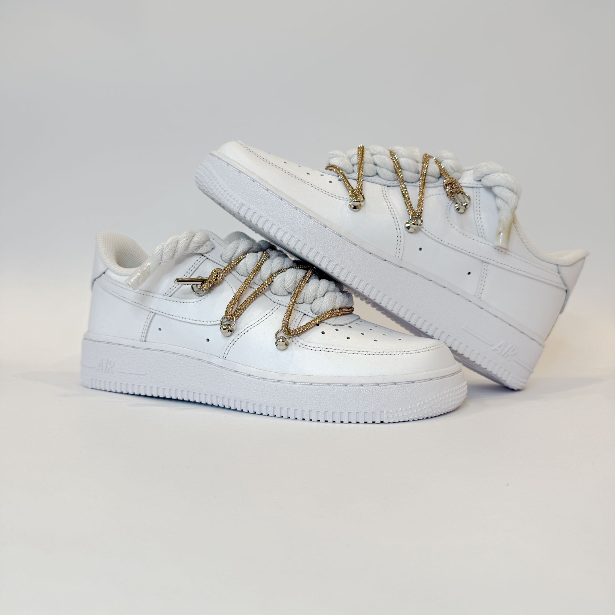 Nike Air Force 1 Low White Double Rope Laces White Gold z boku – čistý biely dizajn s výraznými dvojitými rope šnúrkami v bielo-zlatom tóne.