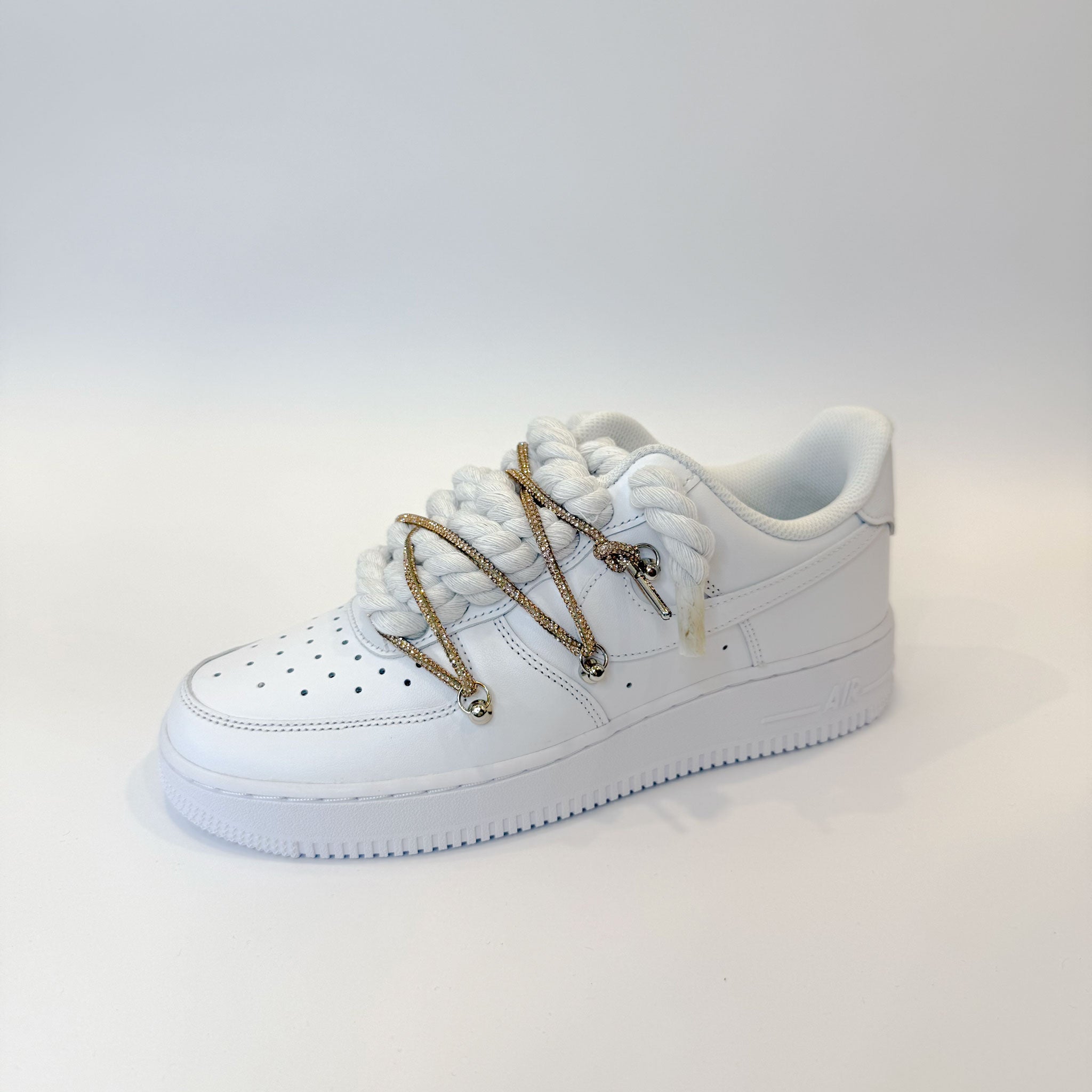 Pohľad na Nike Air Force 1 Low White Double Rope Laces White Gold – detail bieleho zvršku s prémiovými custom šnúrkami.