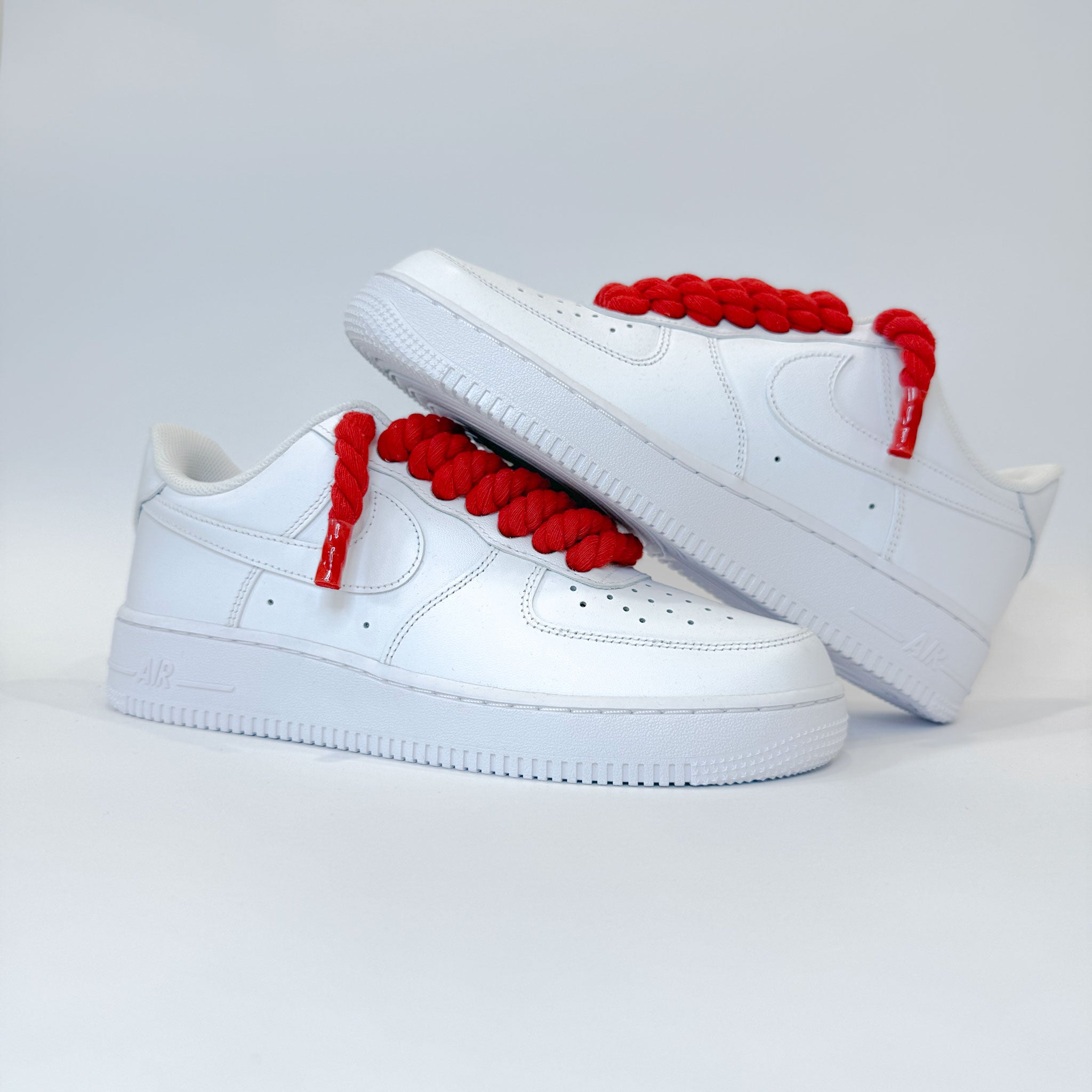 Nike Air Force 1 Low White – Red Rope Laces z boku – čistý biely dizajn doplnený o prémiové červené rope šnúrky