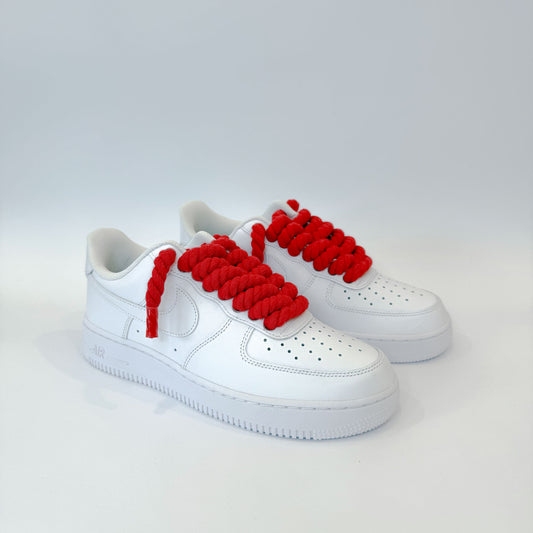 Pár custom Nike Air Force 1 Low White – biele tenisky s kontrastnými červenými rope šnúrkami v streetwear štýle