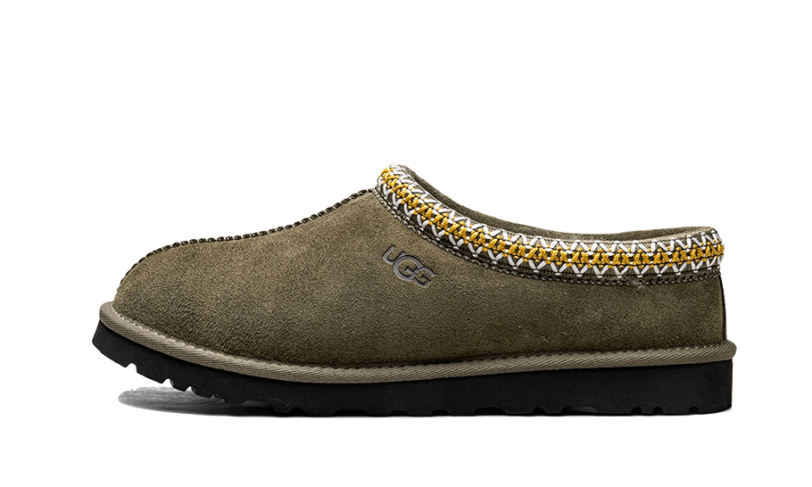 UGG Tasman Slipper Burnt Olive Black – bočný pohľad na papuče v olivovom odtieni Burnt Olive s čiernou podrážkou a ikonickým Tasman lemom.