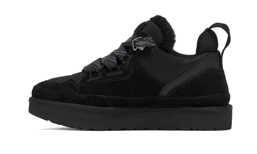 UGG Lowmel Black tenisky – bočný pohľad na čierny semišový zvršok a masívnu podrážku.