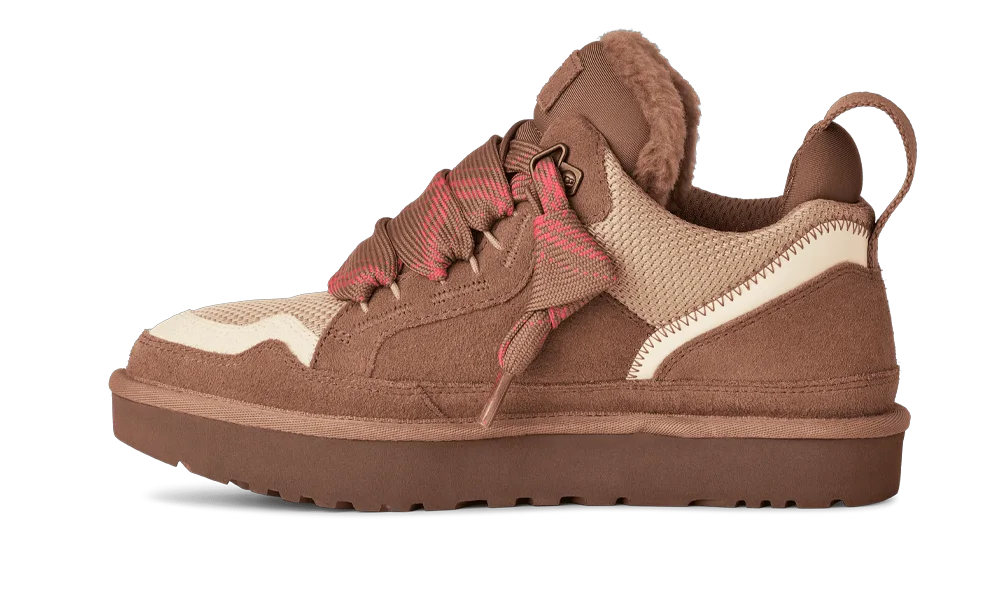 UGG Lowmel Rocky Oak tenisky – bočný pohľad na semišový zvršok v prírodnom odtieni Rocky Oak a masívnu podrážku.