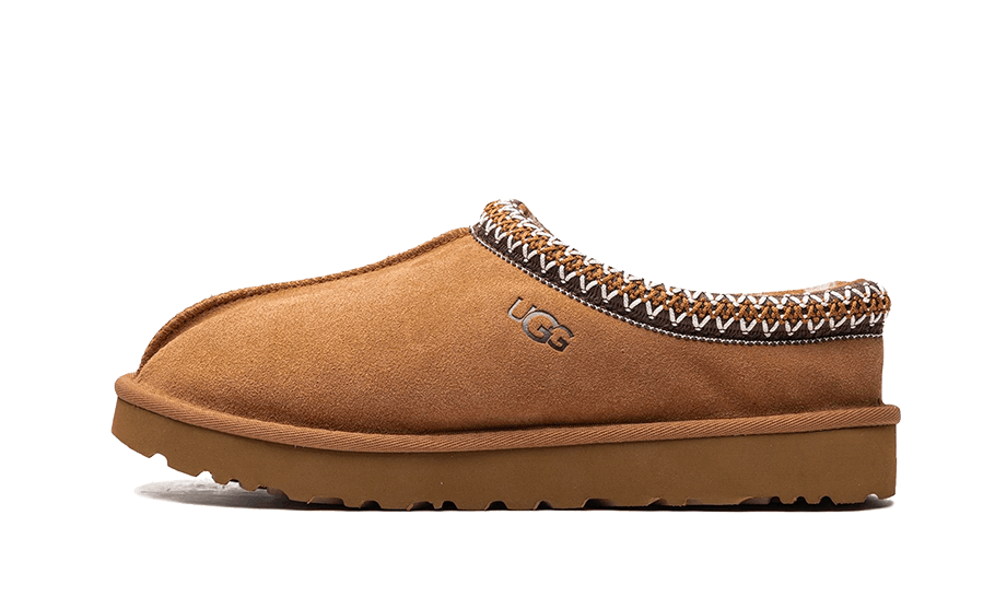 UGG Tasman Slipper Chestnut – bočný pohľad na papuče v ikonickej hnedej farbe Chestnut so semišovým zvrškom a charakteristickým Tasman lemom.
