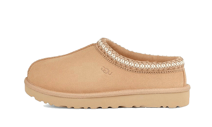 UGG Tasman Slipper Driftwood – bočný pohľad na papuče v svetlom prírodnom odtieni Driftwood so semišovým zvrškom a ikonickým Tasman lemom.