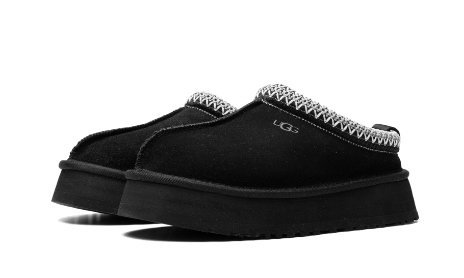 UGG Tazz Slipper Black – pohľad na tvar papuče, mäkké polstrovanie a minimalistický čierny dizajn.