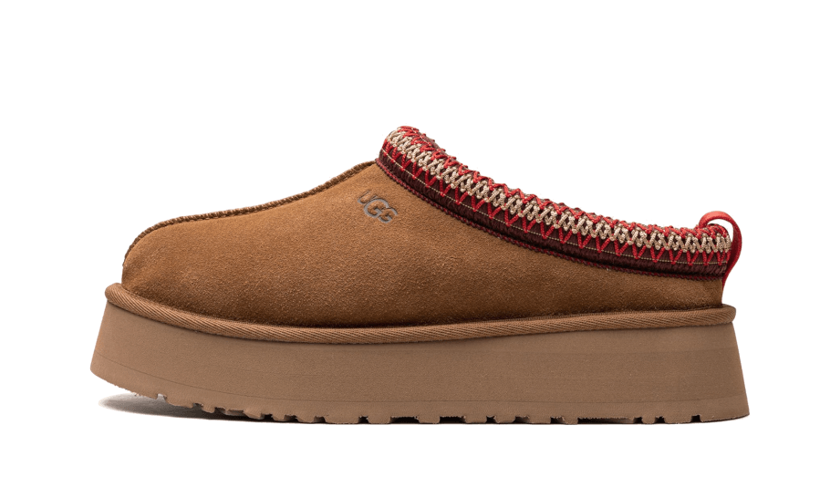 UGG Tazz Slipper Chestnut – bočný pohľad na papuče v ikonickej hnedej farbe Chestnut so semišovým zvrškom, farebným lemom a zvýšenou podrážkou.