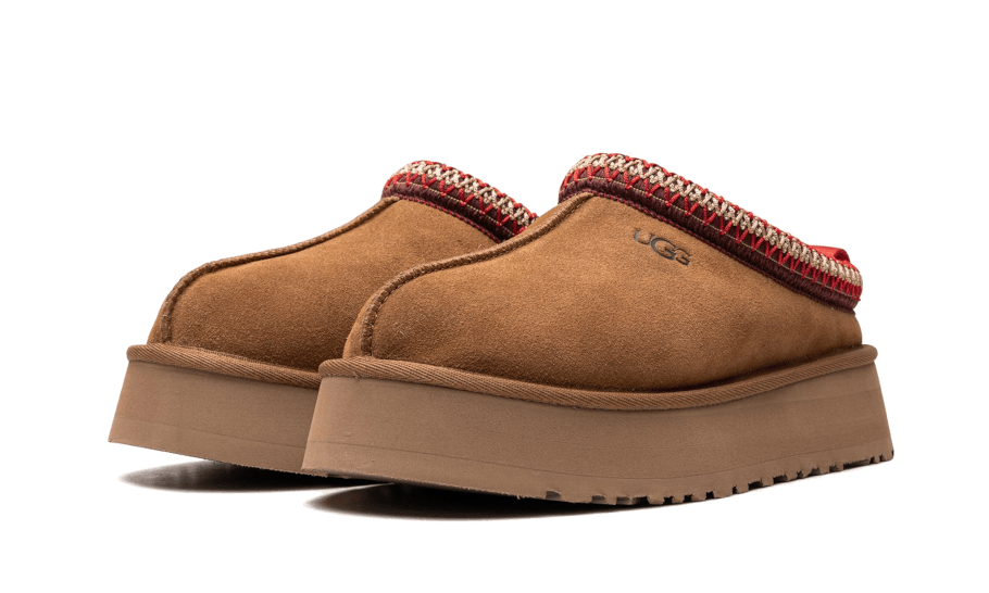 UGG Tazz Slipper Chestnut – pohľad na tvar papuče, mäkké polstrovanie a charakteristický lem.