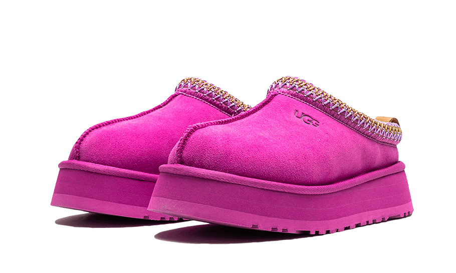 UGG Tazz Slipper Mangosteen – pohľad na tvar papuče, mäkké polstrovanie a ikonický lem.