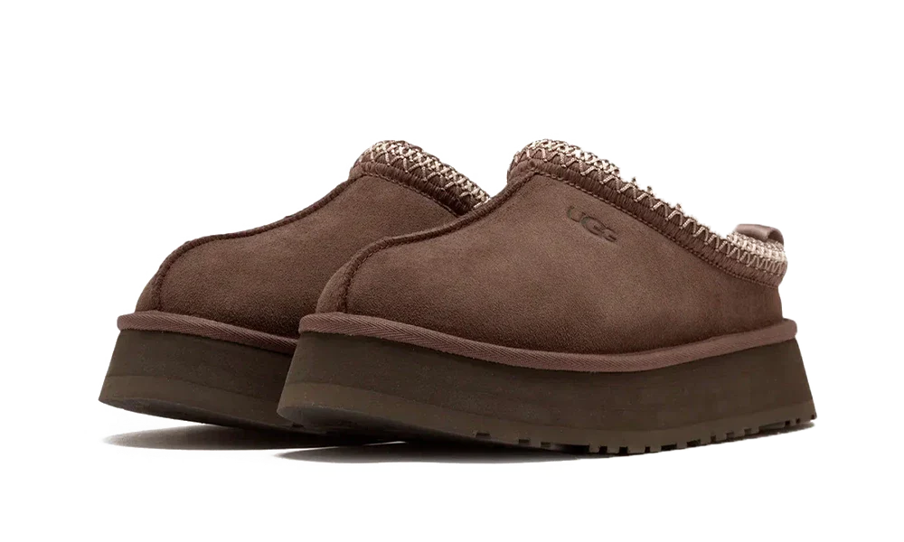 UGG Tazz Slipper Molasses – pohľad na tvar papuče, pevný opätok a zvýšenú podrážku.