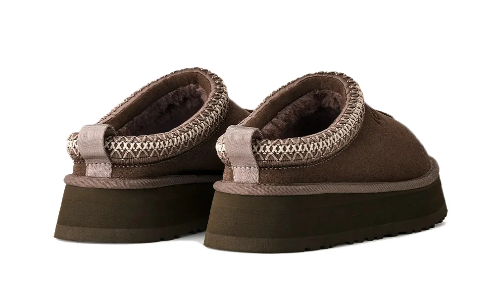 Zadná časť papúč UGG Tazz Slipper Molasses s praktickým pútkom pre jednoduché obúvanie.