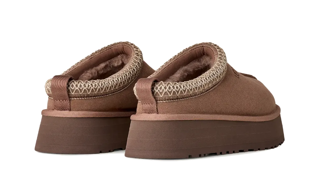 Zadná časť papúč UGG Tazz Slipper Rocky Oak s pevným opätkom a praktickým pútkom pre jednoduché obúvanie.