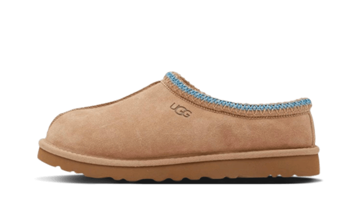 UGG Tasman Slipper Sand Santorini – bočný pohľad na papuče v pieskovom odtieni Sand s jemným modrým Santorini lemom a semišovým zvrškom.
