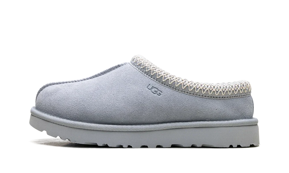 UGG Tasman Grey – bočný pohľad na papuče v svetlosivom odtieni Grey so semišovým zvrškom a ikonickým Tasman lemom.