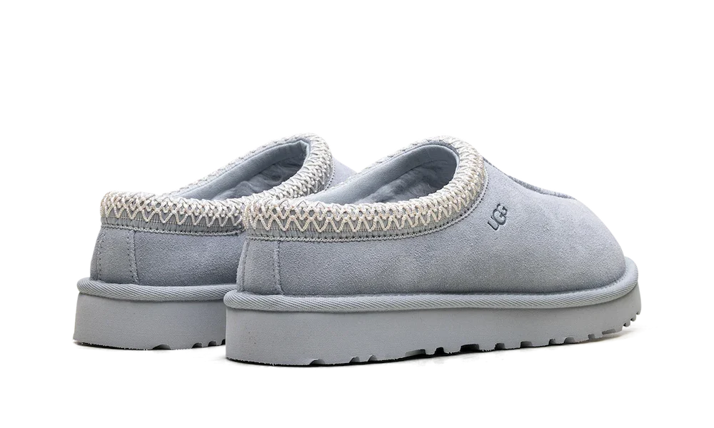 Zadná časť papúč UGG Tasman Grey s pevným opätkom pre stabilnú chôdzu.