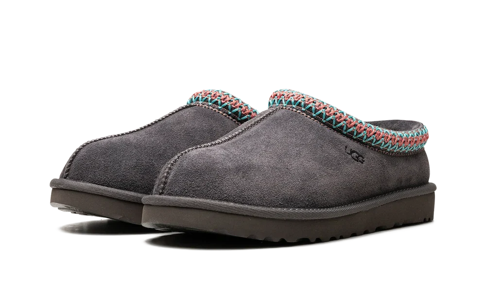 UGG Tasman Slipper Dark Grey Multi – pohľad na tvar papuče, mäkké polstrovanie a výrazný farebný detail lemu.