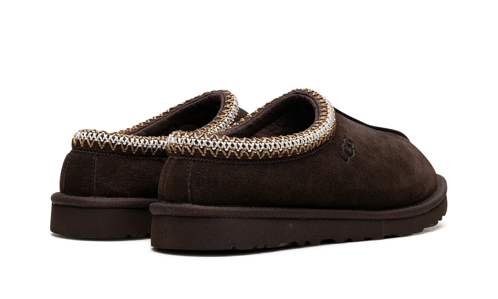 Zadná časť papúč UGG Tasman Slipper Dusted Cocoa s pevným opätkom pre stabilnú chôdzu.