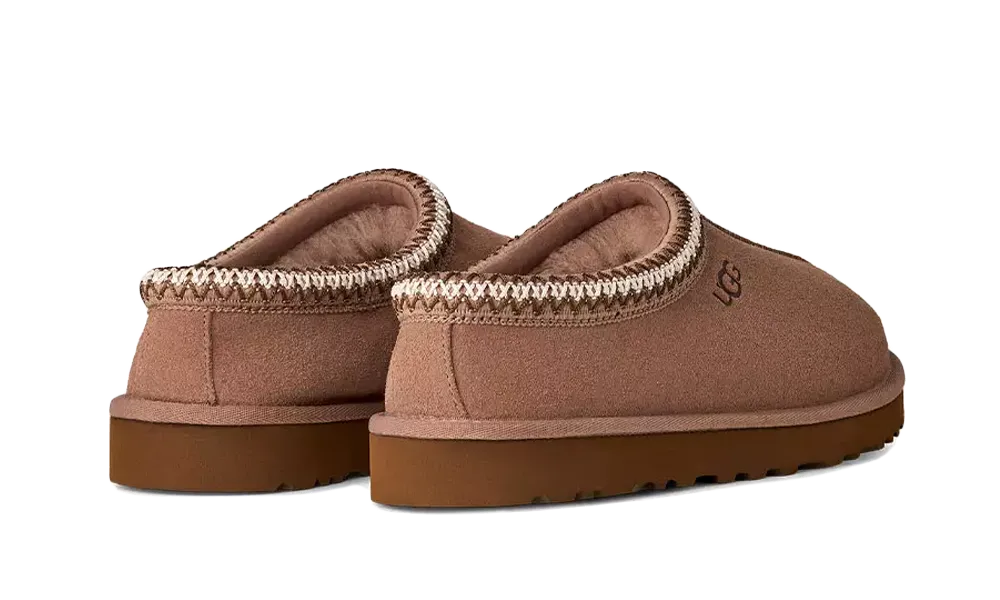 UGG Tasman Slipper Rocky Oak – pohľad na tvar papuče, pevný opätok a klasický Tasman dizajn.