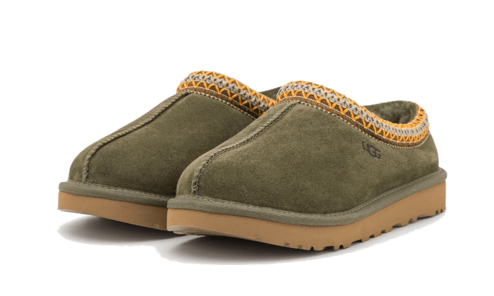 UGG Tasman Slipper Burnt Olive Gum – pohľad na tvar papuče, mäkké polstrovanie a prírodný farebný kontrast.