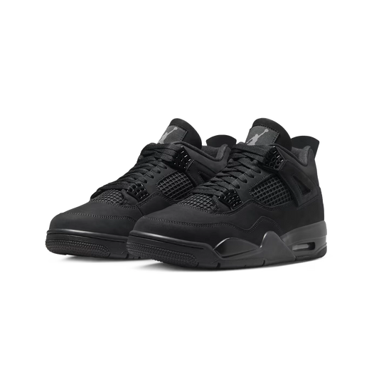 Air Jordan 4 Black Cat 2025 – pár tenisiek v kompletnom čiernom stealth dizajne