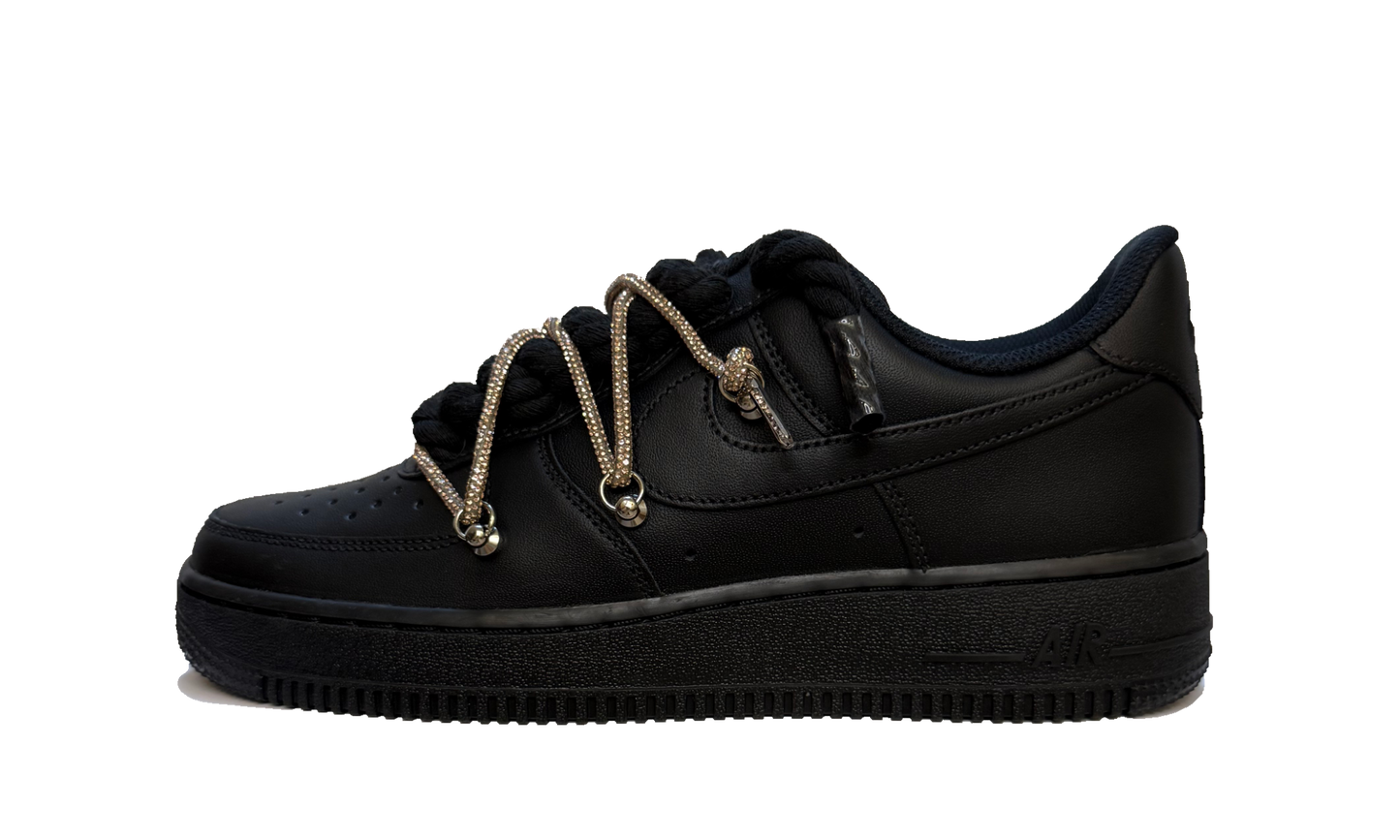 Custom Nike Air Force 1 Low Black Glitter Rope Laces Black – čierne tenisky s trblietavými zlatými šnúrkami a ikonickým logom Swoosh