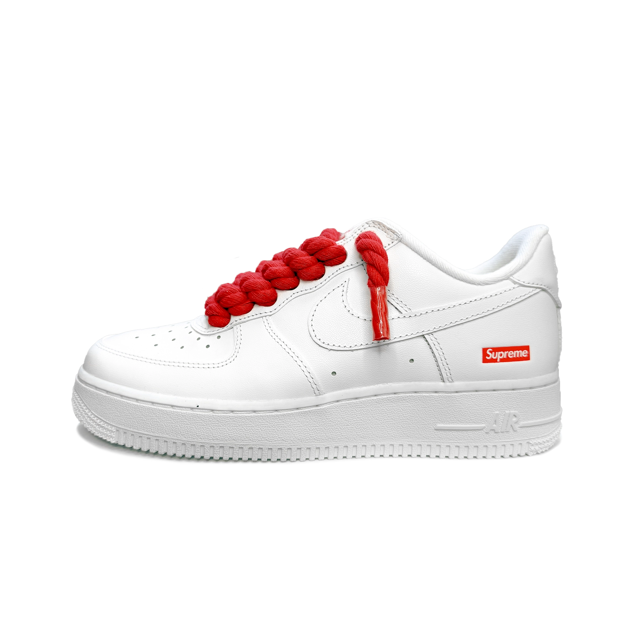 Custom Nike Air Force 1 Low Supreme White – biele tenisky s červenými rope šnúrkami a ikonickým logom Swoosh.