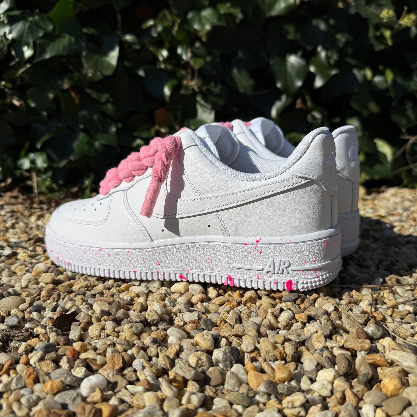 Nike Air Force 1 Low White – Pink Rope Laces Glow zozadu – čistý biely dizajn s ružovými rope šnúrkami a jedinečnými detailmi.