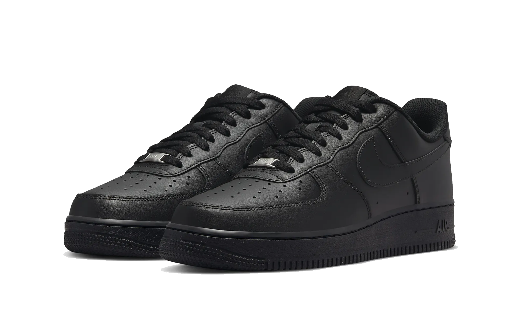 Pár čiernych tenisiek Nike Air Force 1 Low '07 Triple Black – klasický monochromatický dizajn s gumovou podrážkou
