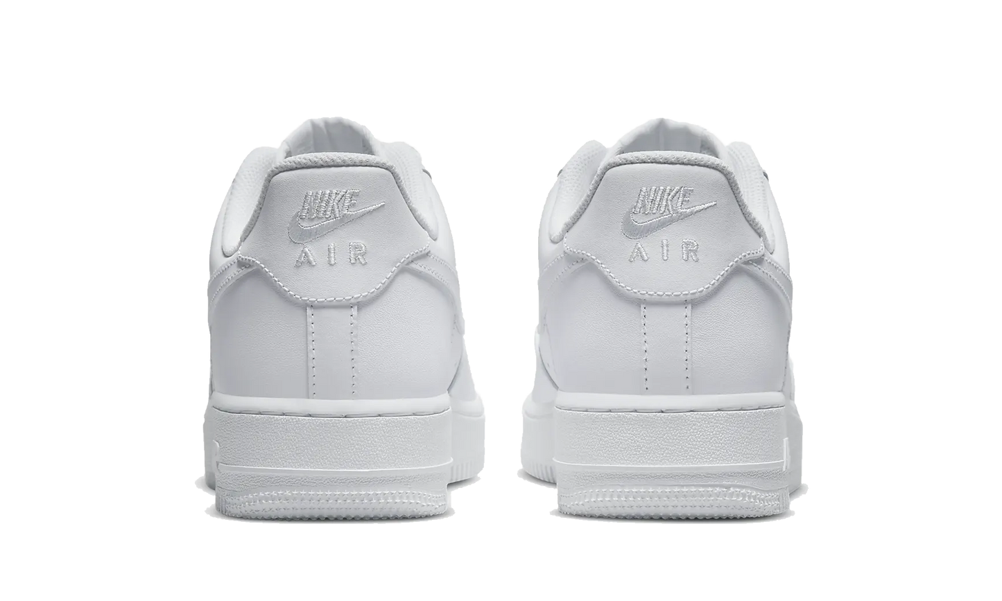 Zadný pohľad na Nike Air Force 1 Low '07 White – logo Nike Air na päte a čistý biely kožený dizajn.