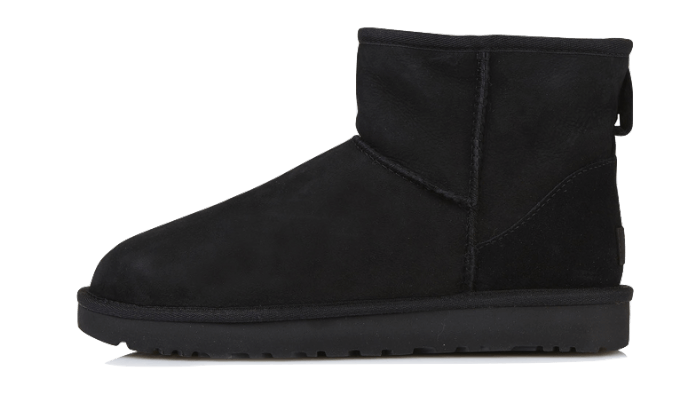 UGG Classic Mini II Boot Black – bočný pohľad na ikonické členkové čižmy z čierneho semišu s nízkym strihom a minimalistickým dizajnom.