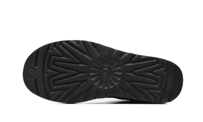 UGG Classic Mini II Boot Black – detail podrážky s protišmykovým vzorom pre stabilitu a pohodlie pri každodennom nosení.