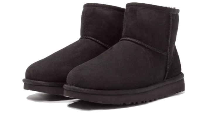 UGG Classic Mini II Boot Black – šikmý zadný pohľad zvýrazňujúci kompaktný tvar, mäkký semišový zvršok a čisté línie modelu Classic Mini II.