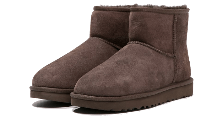 UGG Classic Mini II Boot Burnt Cedar – šikmý pohľad zvýrazňujúci kompaktný tvar, mäkký semišový zvršok a čistý, nadčasový dizajn modelu Classic Mini II.