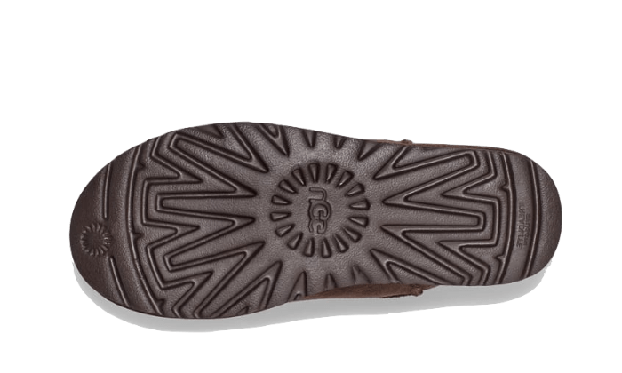 UGG Classic Mini II Boot Burnt Cedar – detail podrážky s protišmykovým vzorom pre stabilitu a pohodlie pri každodennom nosení.