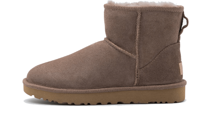 UGG Classic Mini II Boot Caribou – bočný pohľad na ikonické členkové čižmy zo semišu v sivohnedom odtieni Caribou s nízkym strihom.