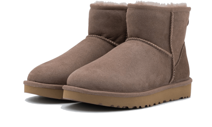UGG Classic Mini II Boot Caribou – šikmý pohľad zvýrazňujúci kompaktný tvar, mäkký semišový zvršok a nadčasový dizajn modelu Classic Mini II.