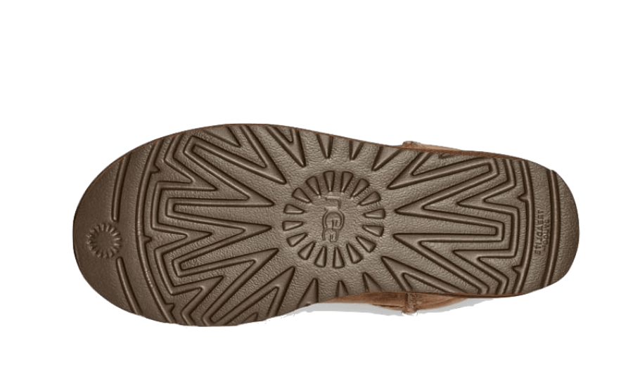 UGG Classic Mini II Boot Hickory – detail podrážky s protišmykovým vzorom pre stabilitu a pohodlie pri každodennom nosení.