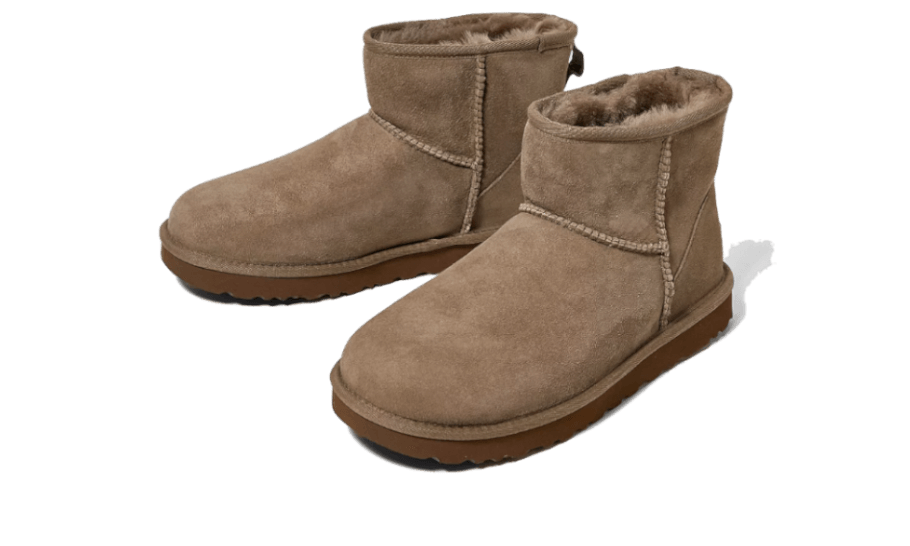 UGG Classic Mini II Boot Hickory – šikmý pohľad zvýrazňujúci kompaktný tvar, mäkký semišový zvršok a nadčasový dizajn modelu Classic Mini II.
