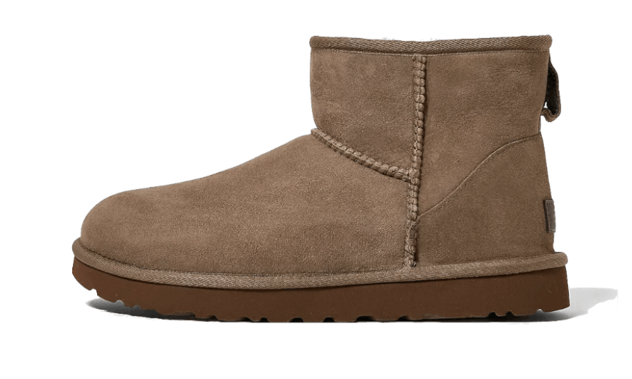 UGG Classic Mini II Boot Hickory – bočný pohľad na ikonické členkové čižmy zo semišu v zemitom hnedom odtieni Hickory s nízkym strihom.