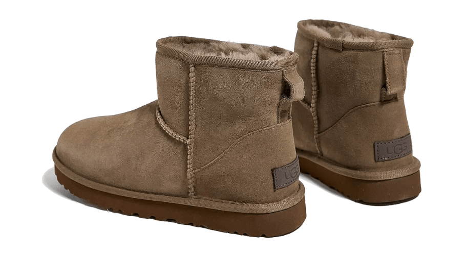 UGG Classic Mini II Boot Hickory – zadný pohľad na nízky strih, pútko na päte a čisté línie ikonického modelu.