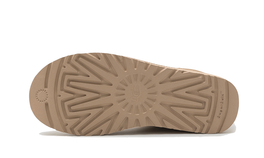 UGG Classic Mini II Boot Mustard Seed – detail podrážky s protišmykovým vzorom pre stabilitu a pohodlie pri každodennom nosení.